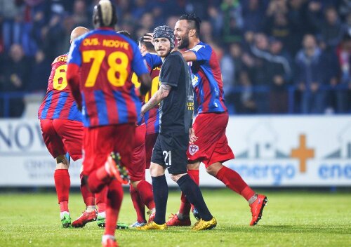 Imagine antologică surprinsă de Raed Krishan la partida ASA - Petrolul 1-0, de sîmbătă: Astafei e singurul jucător al oaspeților rătăcit în bucuria ardelenilor