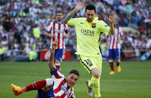 Messi (dreapta) îl fentează cu eleganţă pe Gimenez // Foto: Reuters