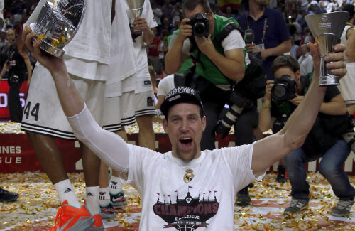 Andres Nocioni se bucură de victoria echipei Real Madrid şi de trofeul de MVP