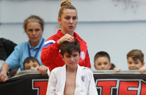 Alina Dumitru consolează un micuţ judoka. Pe tatami, disputele sînt elecrizante