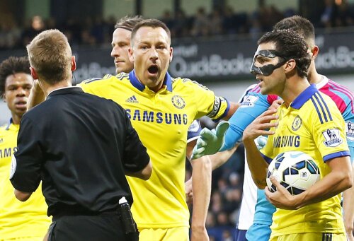 Cesc Fabregas contestă decizia arbitrului, de față cu John Terry, căpitanul surprins al celor de la Chelsea, foto: reuters