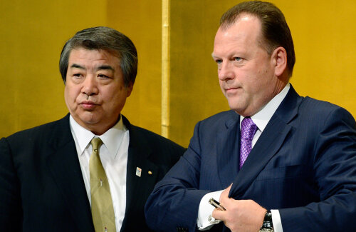 Marius Vizer (dreapta), alături de preşedintele federaţiei japoneze de Judo, Haruki Uemira