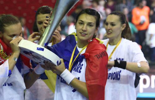 Cristina Neagu a ridicat trofeul Ligii Campionilor după ce Buducnost a trecut în finală, 26-22, de Larvik // Foto: Marius Ionescu