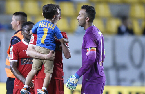 După Petrolul - Dinamo 0-3, Pecanha, alături de fiul său, s-a salutat cu Nicolae Grigore, dar și cu alți 