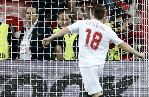 Francezul Gameiro, vîrful Sevillei, transformă penaltyul decisiv la ultima finală EL: 4-2 la 11 metri cu Benfica (0-0 în 120 de minute) // Foto: Reuters