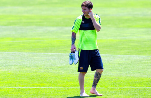 Messi şi noile sale ghete argintii, Adidas 15.1, pe care scrie 