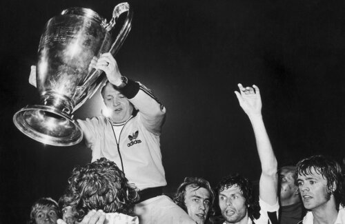 Ştefan Kovacs, purtat pe braţe în mai 1973, după ce Ajaxul a învins-o pe Juventus, 1-0 în finala CCE de la Belgrad // Foto: Guliver/GettyImages