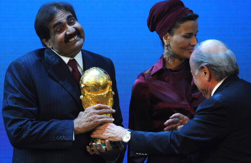 2 decembrie 2010. Hamad bin Khalifa Al-Thani, emirul Qatarului la acea vreme, se strîmbă de bucurie cînd Blatter îi oferă trofeul CM // Foto: Guliver/GettyImages