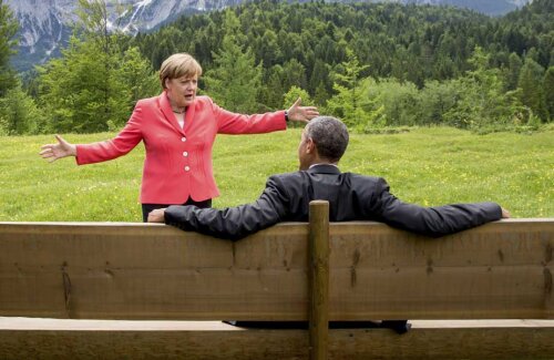 În aerul rece al Alpilor bavarezi, cancelarul german Merkel discută cu preşedintele american Obama. Dar Putin urmăreşte atent ce se întîmplă la Kruen // Foto: Reuters
