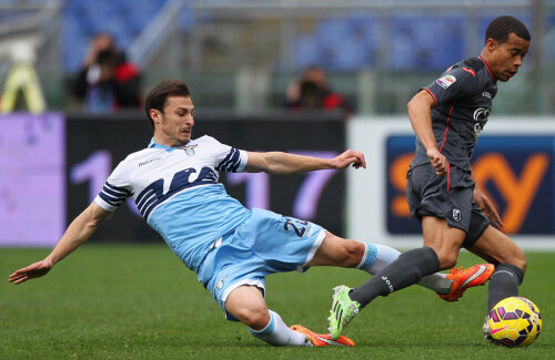 Ștefan Radu, al 2-lea căpitan al lui Lazio, într-un atac agresiv asupra adversarului // 
Foto: Guliver/GettyImages