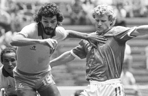 Ian Stewart (dreapta) într-un duel cu celebrul mijlocaș brazilian Socrates, la Mondialul din '86