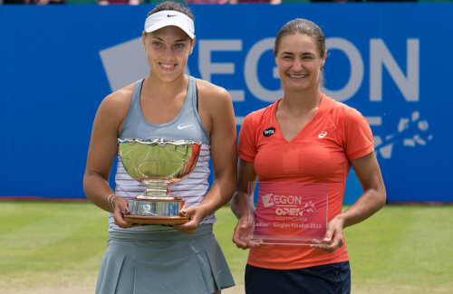 După finala de la Nottingham, Monica Niculescu (dreapta) intră azi şi joacă pe iarba de la Birmingham // Foto: Getty Images