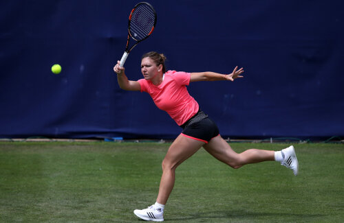 Simona Halep a stat pe teren o oră și 11 minue să se impună în primul meci pe iarbă // Foto: Getty Images