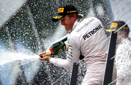 Nico Rosberg împrăștie șampania gustoasă a victoriei // Foto: Guliver/GettyImages
