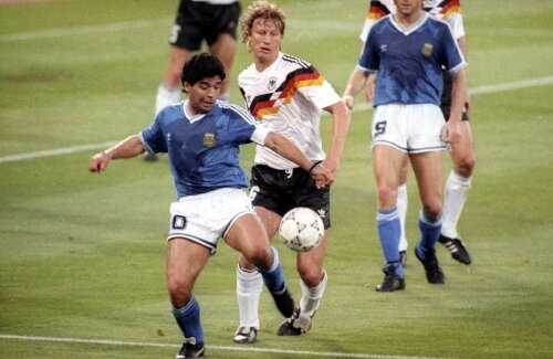 Maradona n-a scăpat de marcajul agresiv al lui Buchwald în finala din 1990 // Foto: Reuters