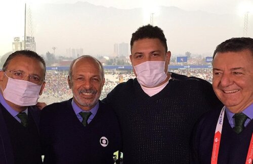 Ronaldo (al doilea din dreapta), alături de cîțiva membri ai federației braziliene, s-a pozat cu o mască de protecție contra smogului