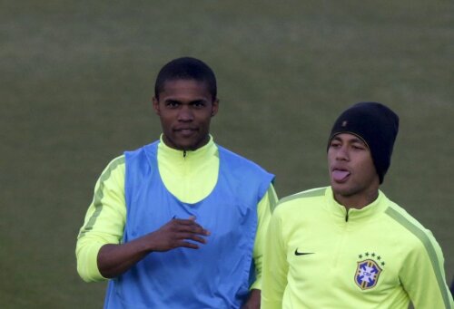 Douglas Costa, stînga, alături de Neymar
