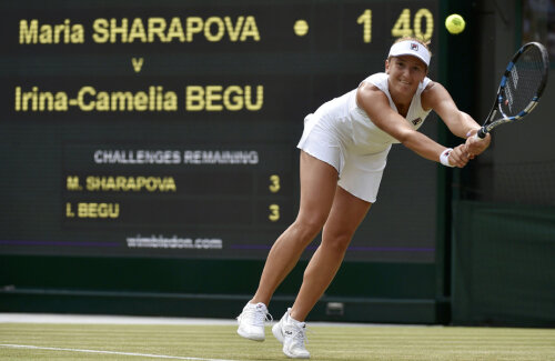 Irina Begu se întinde pe rever pentru a ajunge o minge trimisă de Maria Șarapova în meciul de ieri // Foto: Reuters