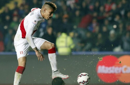 Paolo Guerrero (stînga) e primul jucător din istoria celui mai vechi turneu continental care înscrie în două finale mici // Foto: Reuters