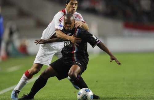 Ibrahim Kargbo (prim-plan), într-un duel cu Luis Suarez, la 0-4 cu Ajax la Amsterdam, în octombrie 2009