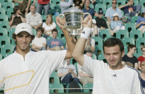 Horia Tecău (stînga) și Florin Mergea ridicînd trofeul de campioni la dublu juniori de la Wimbledon 2003 // Foto: Guliver/GettyImages