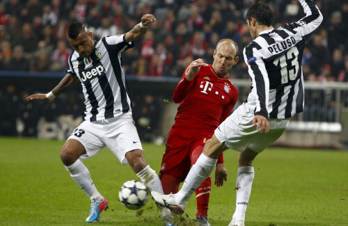 Vidal (stînga) în duel cu viitorul său coleg, Robben, în 