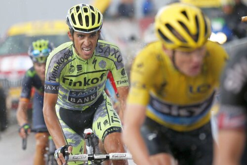 Alberto Contador îl pîndește pe Chris Froome, foto: reuters