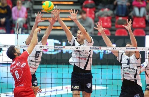 Andrei Spînu (centru) încercînd să blocheze mingea // Foto: cev.lu