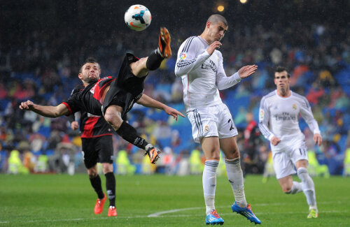 Raț, stînga, în tricoul lui Rayo, într-un derby contra Realului
