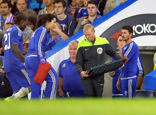 Eva Carneiro, în timp ce încerca să îi explice lui Mourinho situația de pe teren, foto: reuters