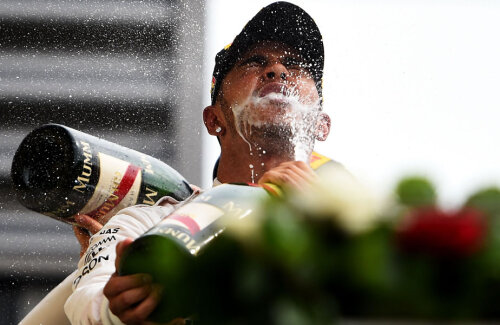 Lewis Hamilton sub euforia victoriei şi a şampaniei // Foto: Guliver/GettyImages