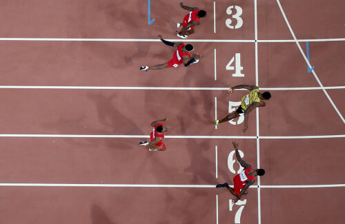 În finala de la 100 m, primul care a atins cu umărul linia de sosire a fost Usain Bolt (culoarul 5), fiind urmat la o sutime de secundă de Justin Gatlin (culoarul 7) // Foto: Getty Images