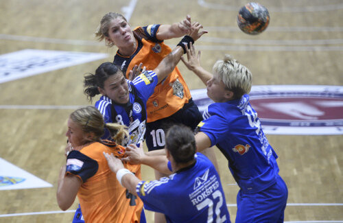 Line Jorgensen se înalţă peste Cristina Neagu pentru unul dintre cele 7 goluri pe care le-a marcat ieri // Foto: Raed Krishan
