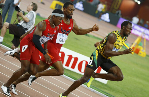 Usain Bolt (dreapta) porneşte în ultimul schimb, în timp ce Tyson Gay şi Mike Rodgers ratează sincronizarea // Foto: Reuters