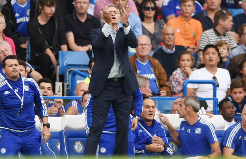 Mourinho a clacat tocmai la meciul 100 pe banca lui Chelsea în Premier // Foto: Reuters