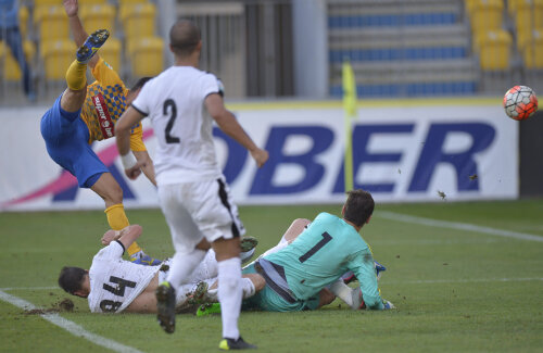 La intervenția lui Queiros asupra lui Varga, gazdele au cerut un alt penalty, însă Balaj a lăsat jocul să continue // Foto: Cristi Preda (Ploiești)