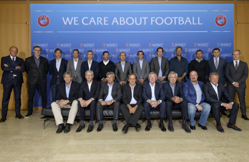 Lucescu și Lupescu, la poza de grup de la finalul ședinței // Foto: UEFA