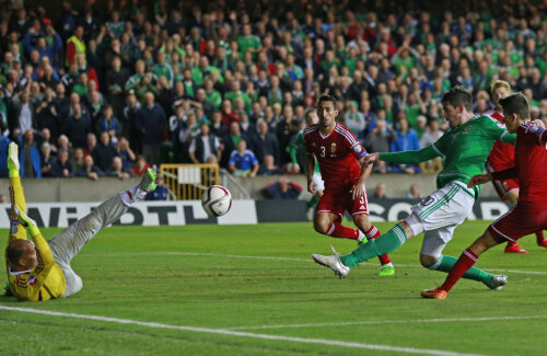 Lafferty (în verde) șutează cu furie și îi menține pe nord-irlandezi în cursa pentru primul lor Euro: 1-1 // Foto: Reuters