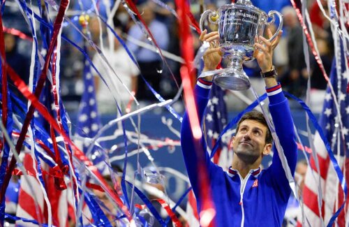 Novak Djokovici cu trofeul de la US Open, în atmosfera sărbătorească de pe arena 