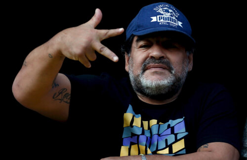 Lui Maradona i-a cășunat și pe Platini (în medalion)