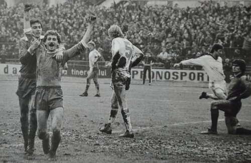 Imagine din Corvinul - Dinamo 1-2 (14 martie '81). Ardelenii Nicșa și Petcu se bucură după gol, în timp ce Dinu, Bumbescu și Speriatu sînt resemnați. foto: arhivă GSP