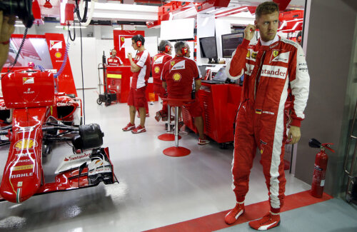 Sebastian Vettel, în garajul echipei sale, concentrîndu-se în timpul sesiunii de calificări de ieri // Foto: Reuters