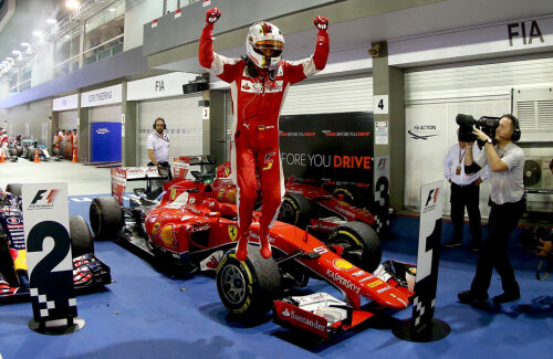 Sebastian Vettel, cocoţat pe monopostul său, sărbătoreşte victoria de ieri, din Singapore // Foto: Guliver/GettyImages