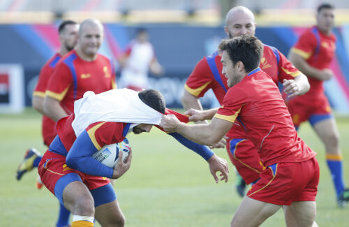 Încleştarea e aprigă şi la antrenament între rugbyştii români împărţiţi în două echipe // Foto: Cristi Preda (Londra)