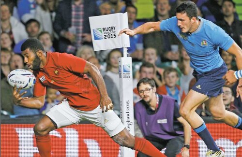 Noa Nakaitaci (cu mingea) este unul din cei doi rugbyşti francezi care au evoluat contra Italiei, în primul meci, şi au fost păstraţi de antrenorul Saint-Andre în echipa de start care va înfrunta România // Foto: Reuters