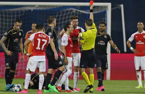 Haţegan îi arată cartonaşul roşu lui Giroud, decizie considerată corectă de UEFA // Foto: Reuters