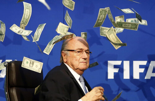 Pe 20 iulie, un comediant britanic a pătruns în sediul FIFA și a aruncat un teanc de dolari falși deasupra lui Sepp Blatter // Foto: Reuters