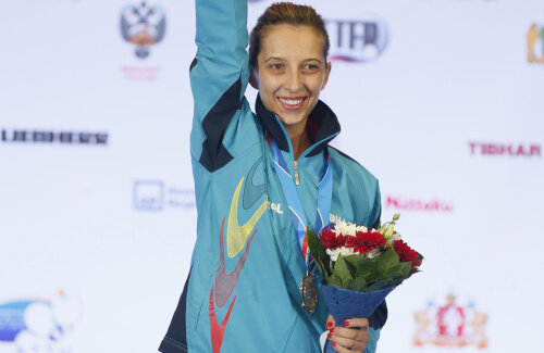 Elizabeta Samara pe podium, cu medalia de aur la gît. Alături sînt cele trei distincţii cucerite la Ekaterinburg, împreună cu mascota // Foto: Agerpres/EPA