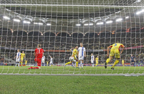 Hoban (nr 5) și o fotografie istorică pentru cariera sa, după ce a înscris golul care poate duce România la Euro 2016