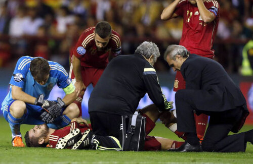 Morata e încurajat de coechipieri, în frunte cu căpitanul Casillas, după leziunea la genunchi